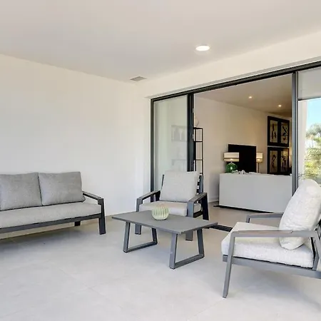 Ground Floor, 2 Bedroom @ Hills * إِستيبونا